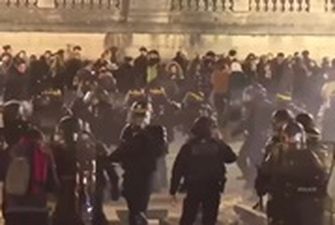 Массовые протесты во Франции: удержится ли правительство