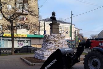 В Харькове памятник Пушкину обкладывают мешками с песком, пока его судьбу решит Кабмин