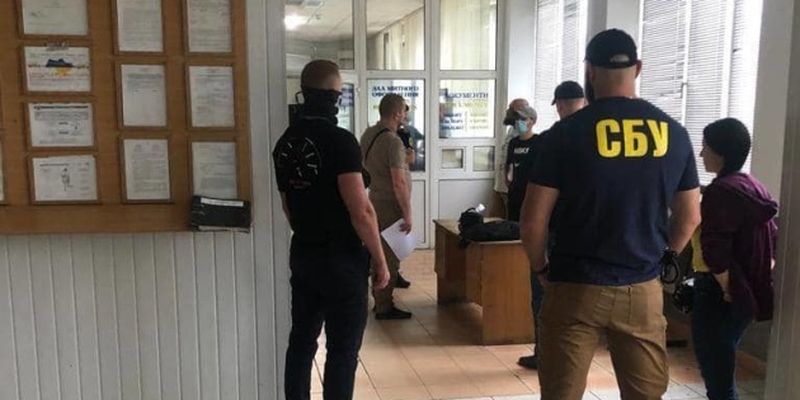На Закарпатье правоохранители проводят обыски на КПП «Лужанка»