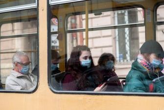 В Киеве пассажиры трамвая "разобрались" с красным Фордом