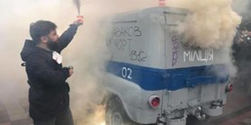 Протесты против Авакова. Мужчина поджег себя под Верховной Радой