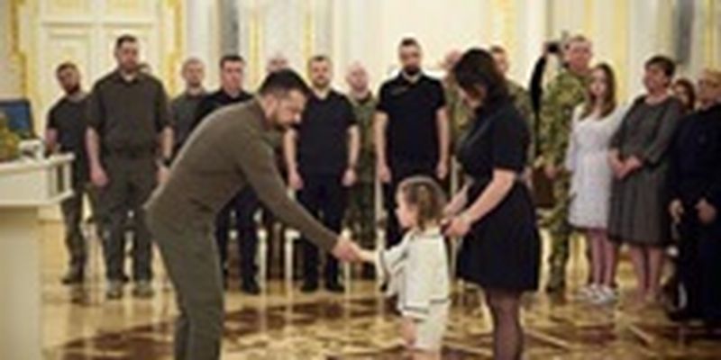 Президент посмертно наградил погибших на войне Героев Украины