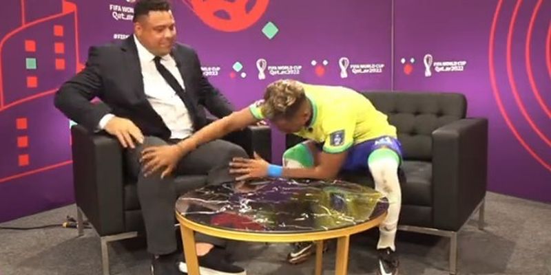 "Одолжи голевой магии": футболист сборной Бразилии на удачу потер ноги легенды Ронадло