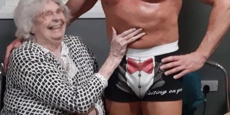 Все были в восторге: 89-летняя британка пригласила стриптизера в дом престарелых