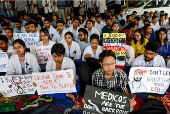 Десятки тысяч врачей в Индии требуют защиты от пациентов