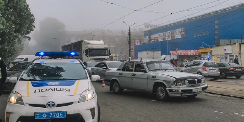 Водитель «Волги» потерял сознание и врезался в припаркованные автомобили в Днепре