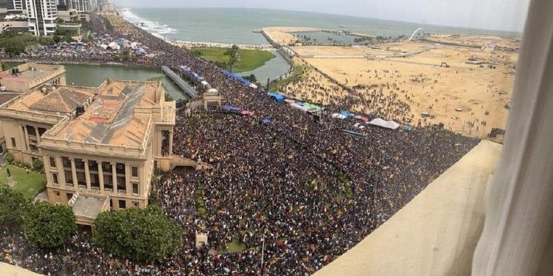 На Шри-Ланке тысячи протестующих взяли штурмом дворец президента