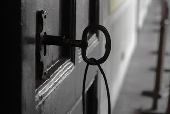 У РФ пенсіонер повісився на мотузці від ключів, відкриваючи двері до квартири