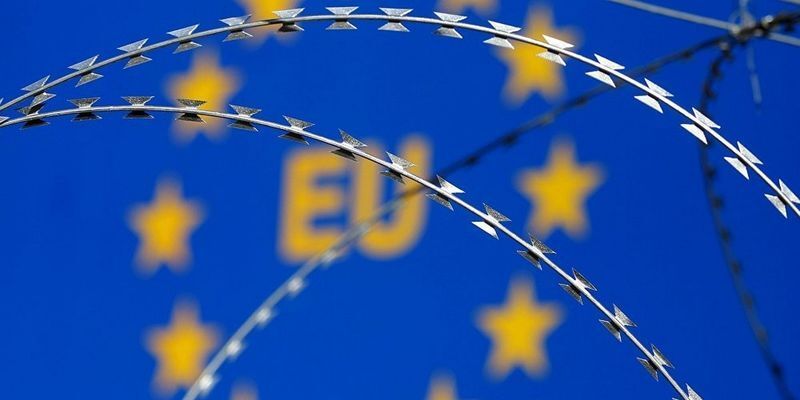Еврокомиссар предупредил о возможности приостановления безвиза для отдельных стран