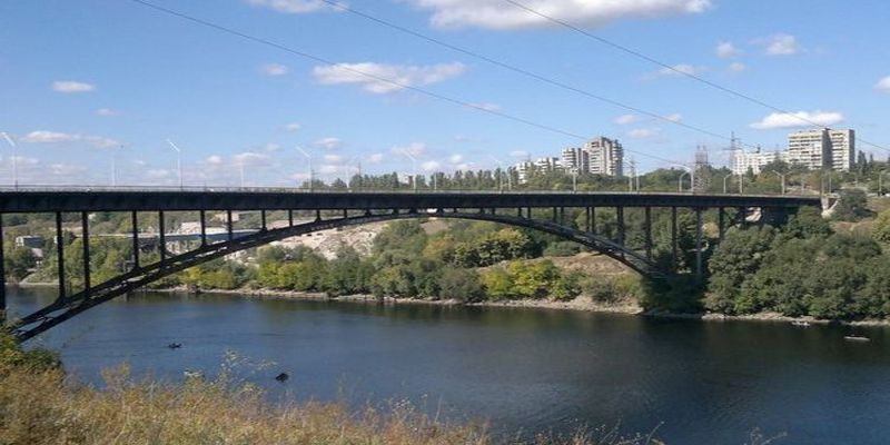 В Запорожье студент покончил с жизнью, прыгнув с 40-метрового Арочного моста