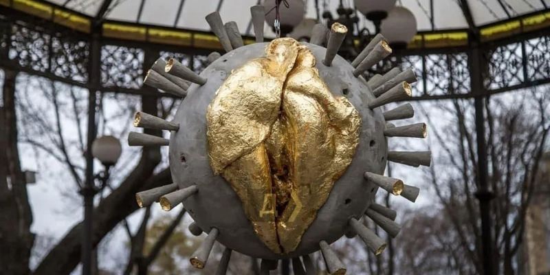 В Одессе демонтировали золотую COVID-скульптуру с женским половым органом