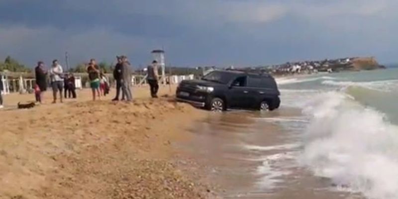 В Крыму внедорожник застрял на пляже