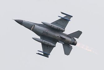 Один винищувач замінює чотири типи літаків: експерт назвав переваги та недоліки F-16