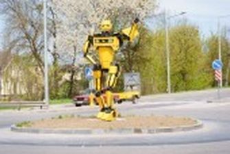 Фігуру робота-трансформера встановили на в’їзді до Вінниці