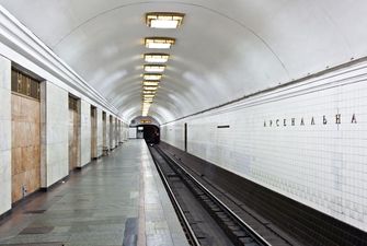 В Киеве человек упал под поезд метро, часть "красной" ветки перекрыта