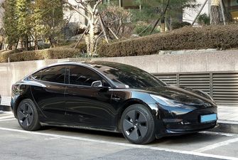 Две американки пытались заправить электромобиль Tesla бензином