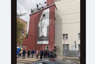 Зі знаменитого театру в Москві, де відкрили військомат, здерли красномовну афішу про мертві душі