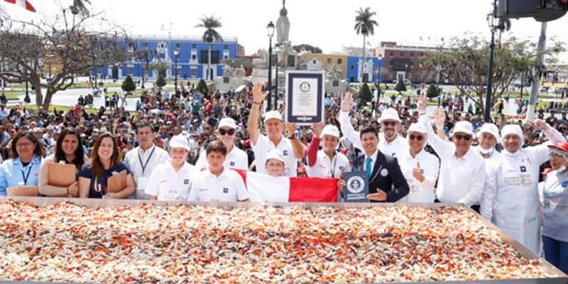 Самый большой в мире салат приготовили в Перу