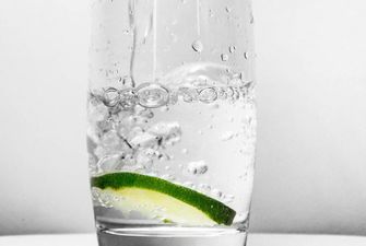 Дієтологиня не радить пити воду під час і після їжі
