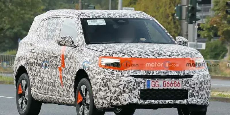 Электрический Opel Crossland в ярком камуфляже впервые заметили на тестах