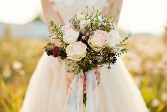 Зачем невеста на свадьбе кидает букет: история этой традиции вас удивит