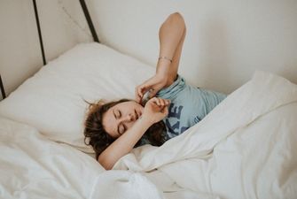 Як якість сну впливає на те, яку їжу ми споживаємо
