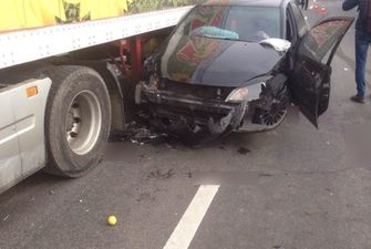 В Киеве женщина за рулем Mitsubishi въехала под грузовик