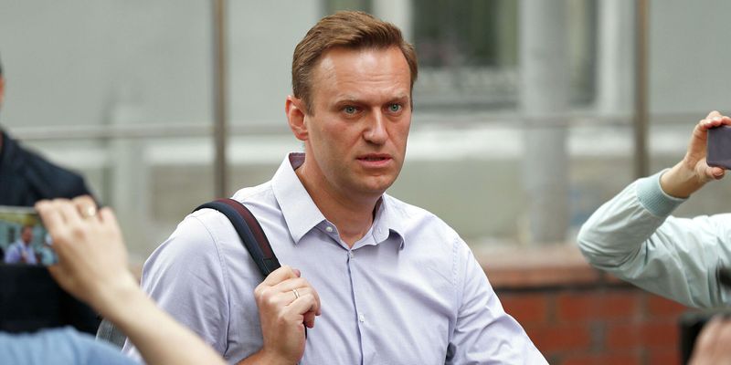 В квартиры Навального и его жены пришли с обысками. Силовики начали выбивать двери