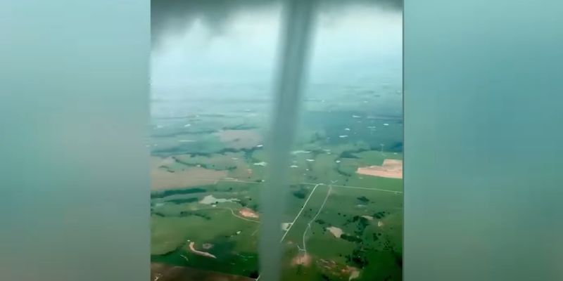 Пилот угодил в эпицентр торнадо просто во время полета: видео попало в сеть