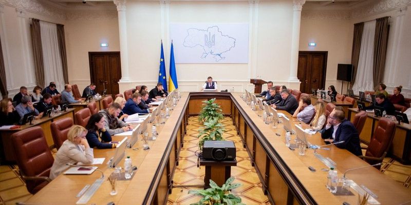 Переважна більшість українців вважають, що керівники держави і чиновники в робочий час повинні спілкуватися українською мовою