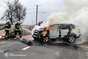 В Днепропетровской области автомобиль врезался в блокпост: двое пострадавших