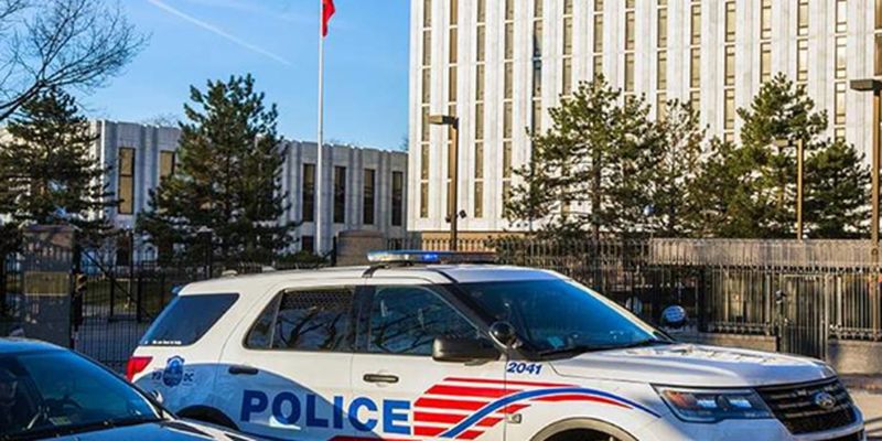 На территорию посольства РФ в США бросили "подозрительный предмет"