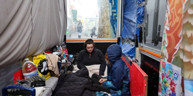 Девушка вместе со своим парнем и матерью сделали себе дом из автобусной остановки