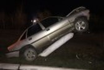 Под Одессой пьяный поставил авто на "дыбы", врезавшись в столб
