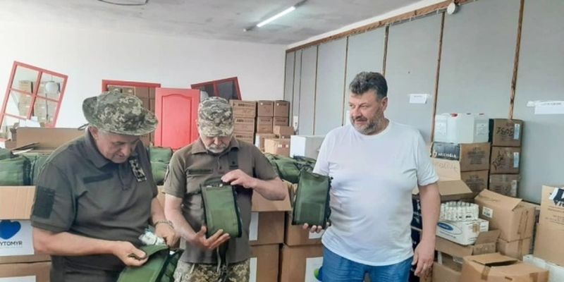 В Житомире десантникам передали тысячу тактических аптечек