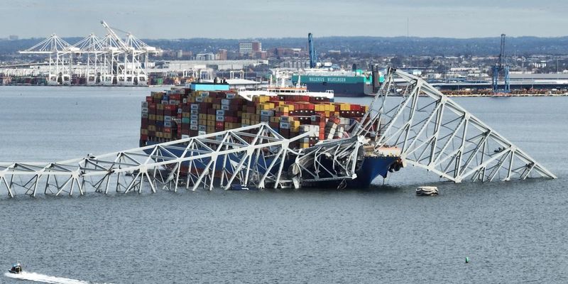 Капитаном судна, разрушившего мост в США, мог быть украинец: новые детали аварии
