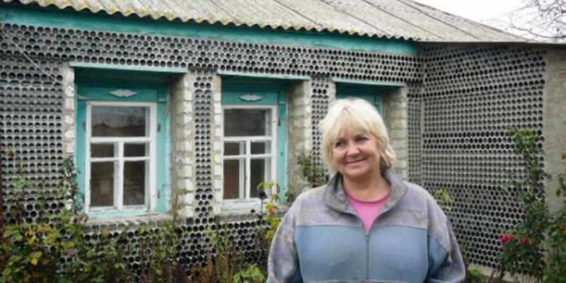 Українка утеплила дім на зиму звичайними пляшками: як виглядає копійчаний спосіб обігріву