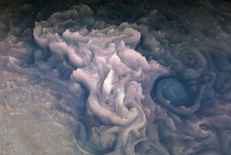 Как глазурь на кексе. Ученые получили новые фото Юпитера с невероятной детализацией
