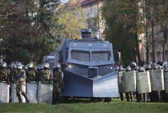 У Мінську готуються до недільного Маршу: до центру стягнули військову техніку, силовиків і закрили метро