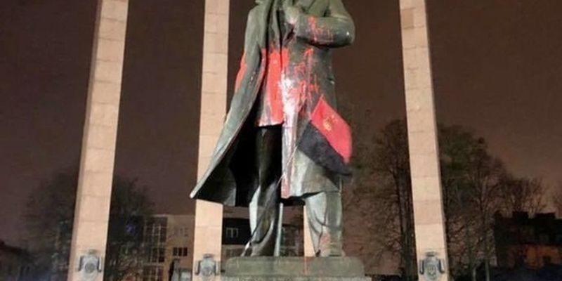 Во Львове вынесли приговор вандалу за осквернение памятника Бандере