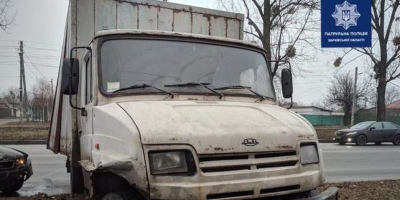 В Харькове на оживленно шоссе столкнулись Audi и грузовик «ЗИЛ»: грузовик вылетел на обочину