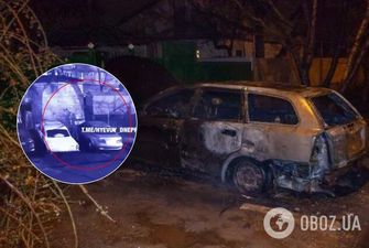 В Днепре за ночь сгорели 3 авто: поджигатели попали на видео