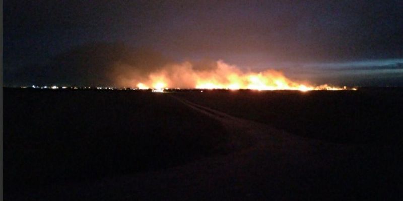 Видно за много километров: опубликованы фото масштабного пожара под Одессой