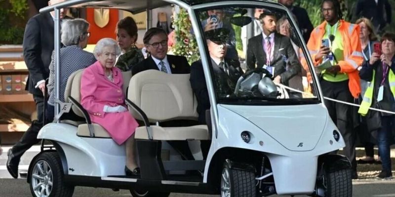 На аукцион Iconic Auctioneers выставили лимитированный гольф-кар королевы Великобритании
