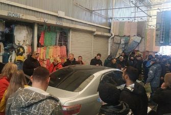В Харькове пьяный водитель заехал на рынок Барабашово, ранив двух человек – Фото, Видео