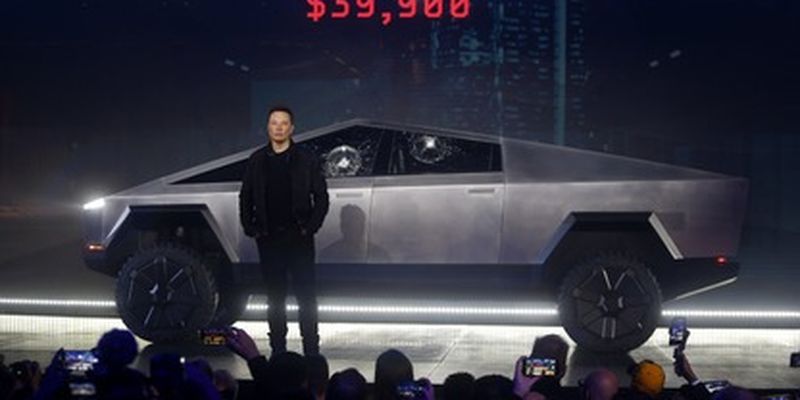 Илон Маск прокатил на своем пикапе знаменитостей - новый Cybertruck заметили на улицах Лос-Анджелеса/Глава Tesla обкатал новый пикап и показал его звездным друзьям