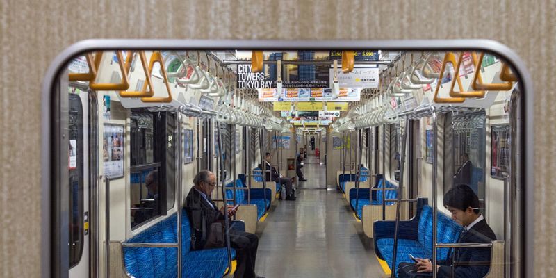 Токийское метро предложило бесплатную еду, чтобы сократить количество пассажиров утром