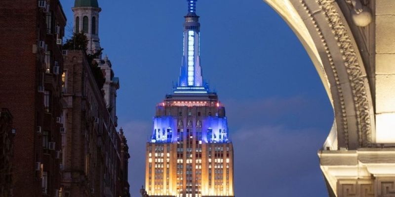 Empire State Building в Нью-Йорке будут ежедневно подсвечивать желто-голубыми цветами
