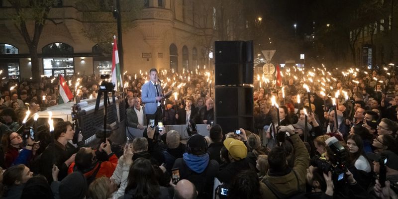 Тысячи венгров вышли на протесты против Орбана: требуют отставки премьера из-за коррупции