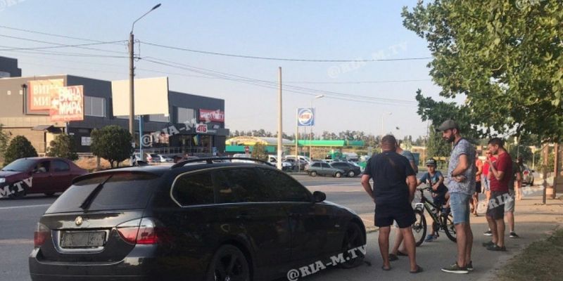 Чёрный ВMW в Мелитополе едва не влетел в остановку